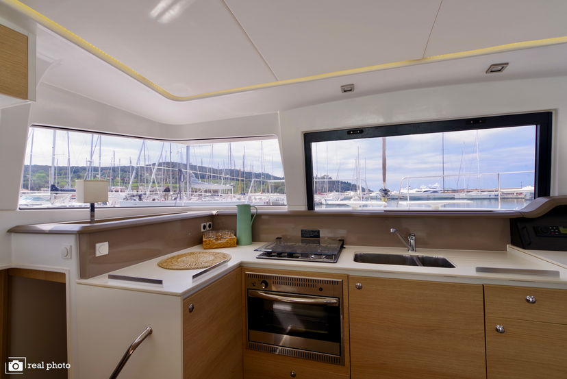 Bali Catamarans 4.1 WEEsail - Water maker, Solar Panel