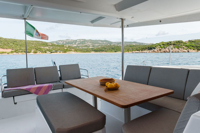 Fountaine Pajot 42 Amapola - A/C, Generator, Water maker. Solar panel