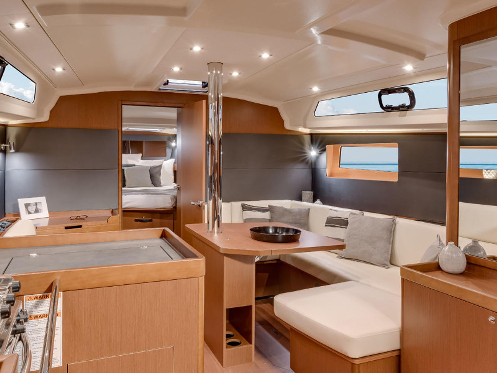 11925301206105249_oceanis41_interior.jpg