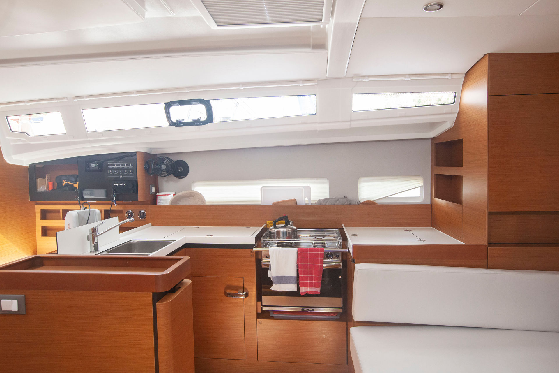 12488711083601284_45_SeaBreeze_Galley01.JPG