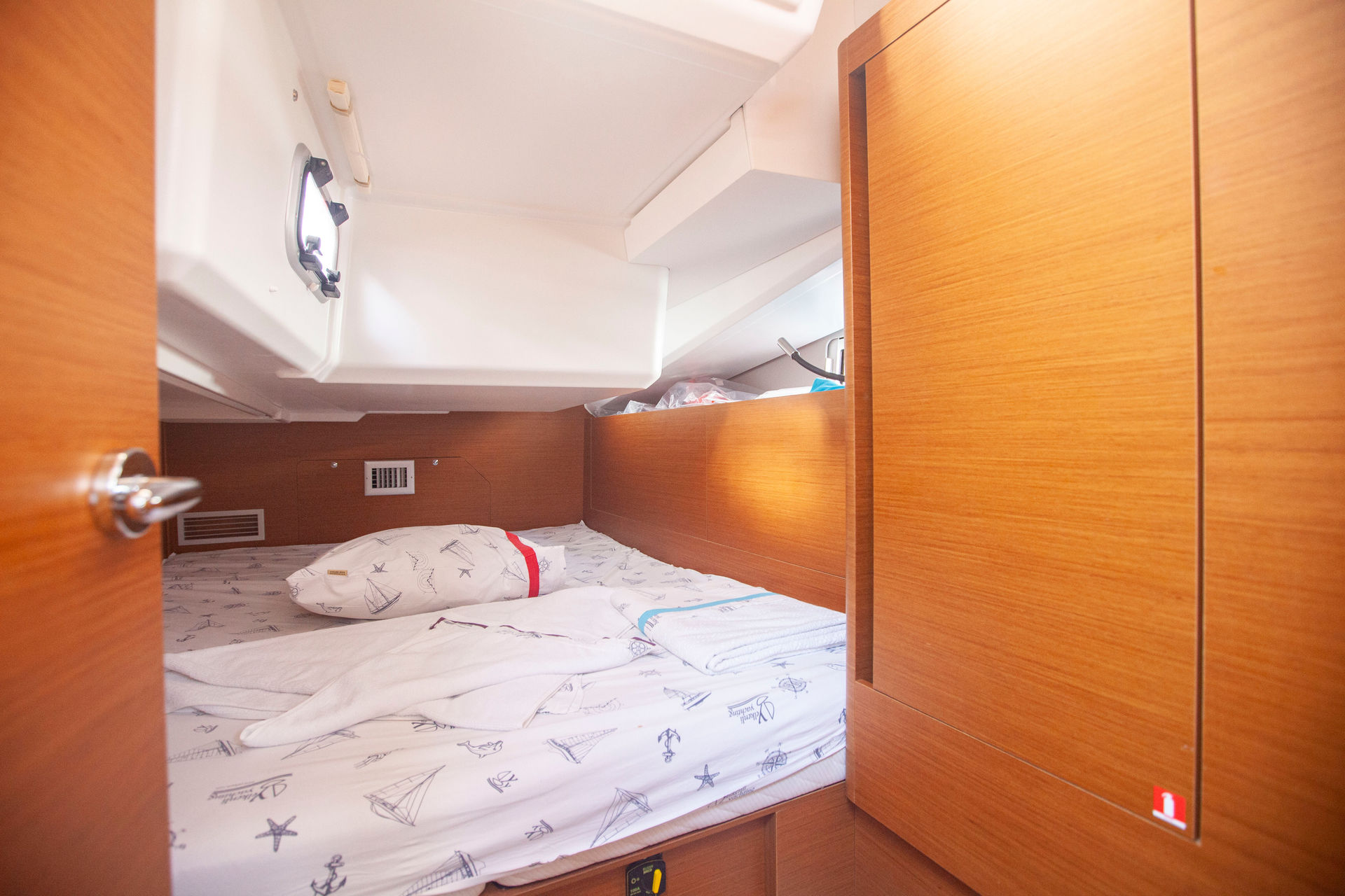 12489111083601284_36_CelticBreeze_Cabin_Aft_Port.JPG
