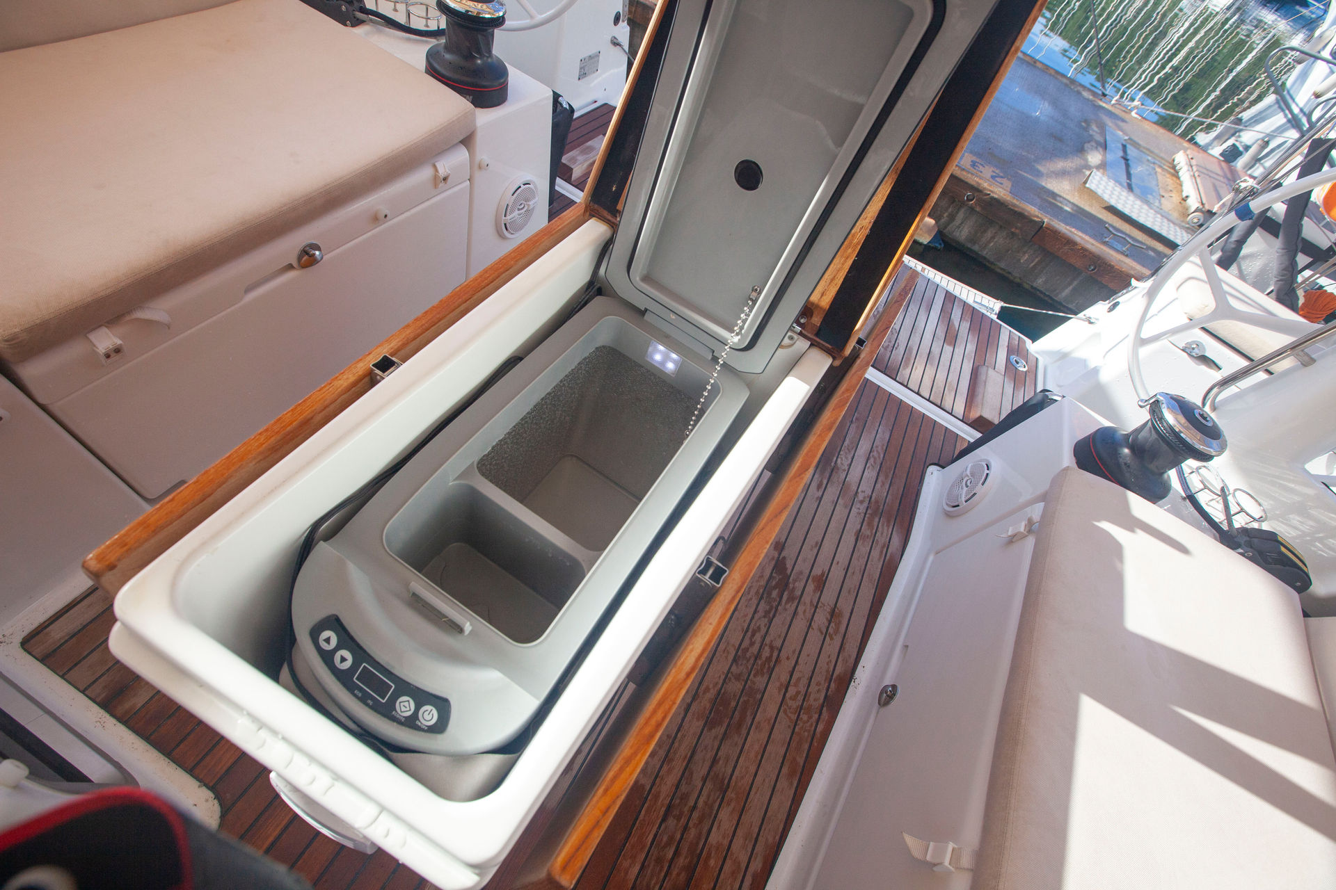 12489251083601284_53_CelticBreeze_Cockpit_Fridge.JPG