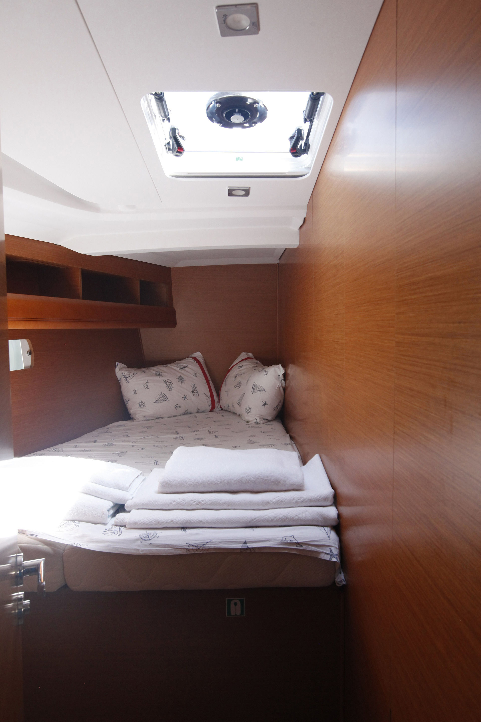 12491561083601284_36_Unicorn_Cabin_Front_Port.JPG