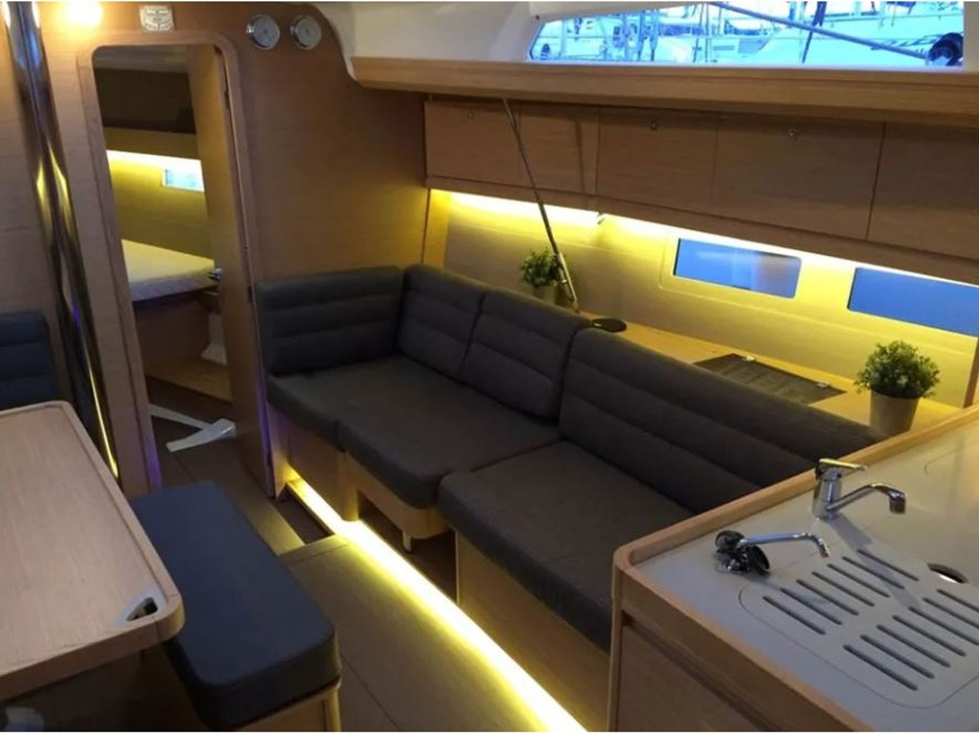 12686031599803502_ILIANA_interior_1.JPG