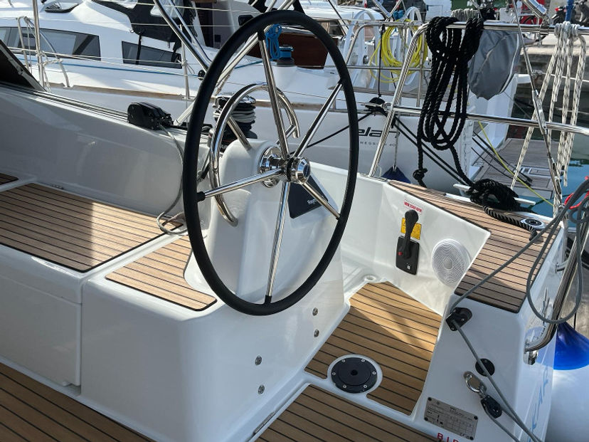 Jeanneau 410 OSKAR  new 2024 (air condition, solar panels)