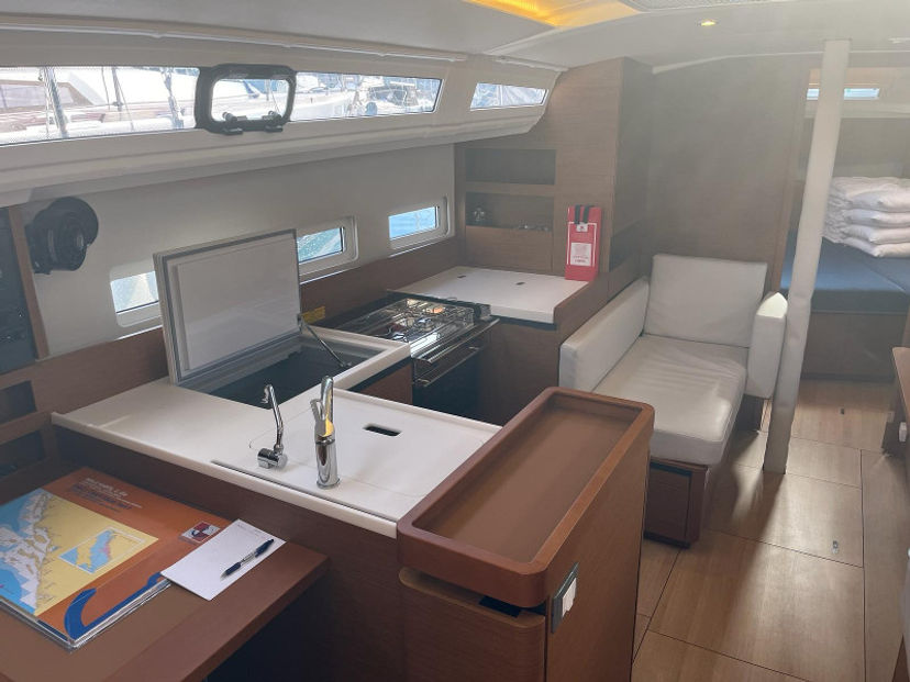 Jeanneau 410 OSKAR  new 2024 (air condition, solar panels)