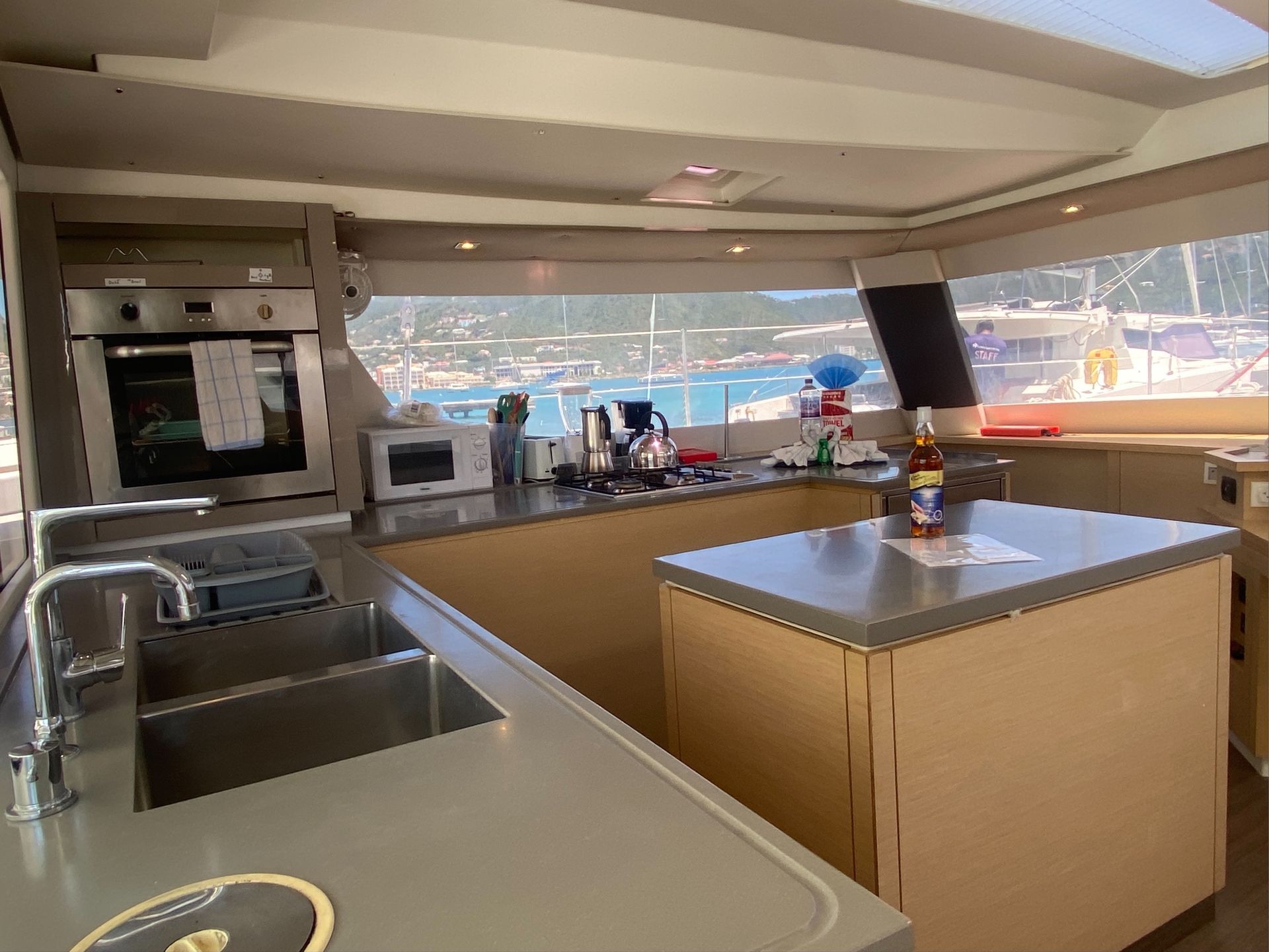 13799981116204863_Galley.JPG