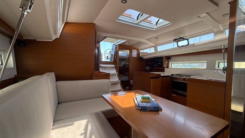 Jeanneau 40 LEONA