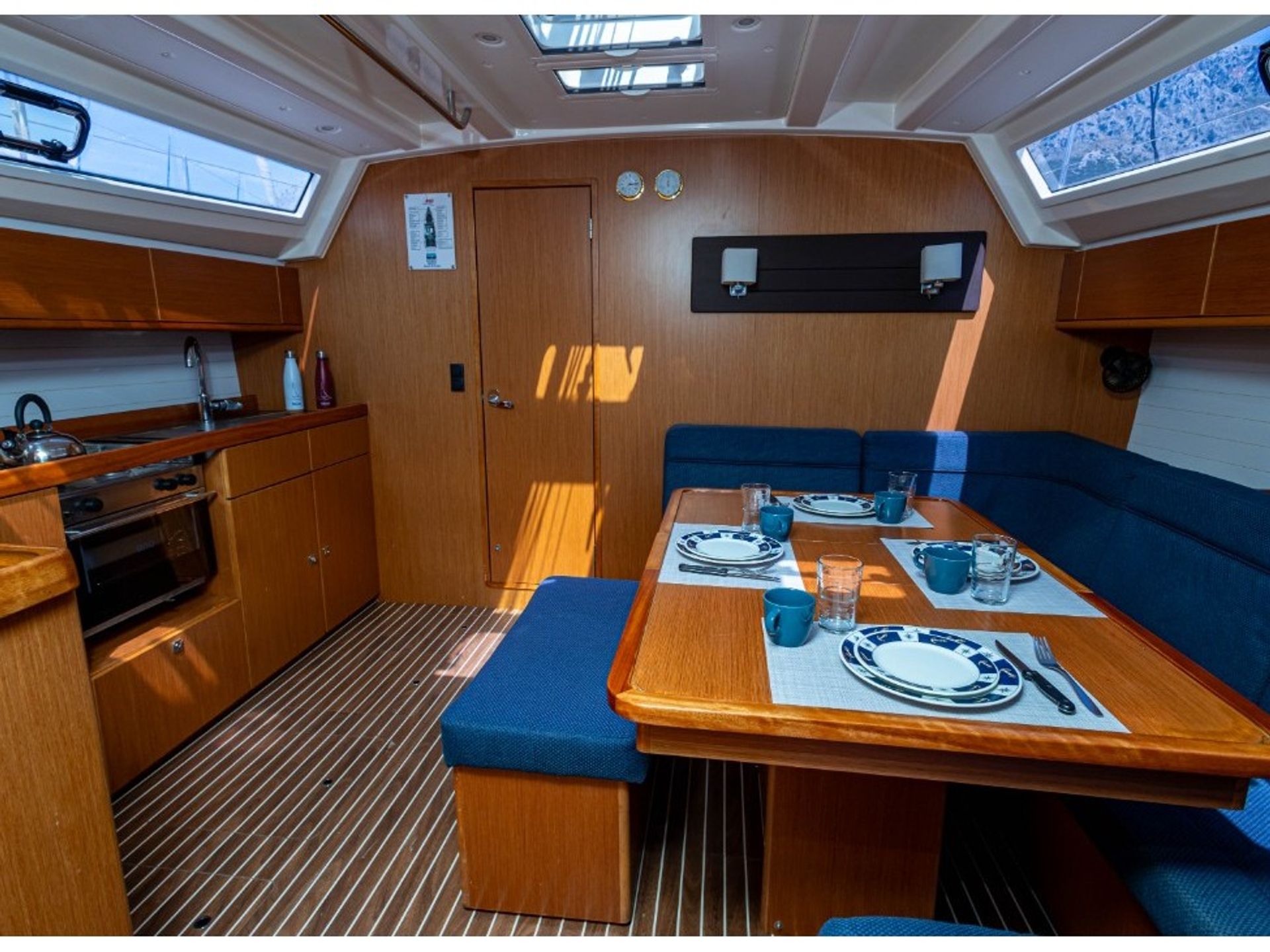 15346511710301002_interior.jpg