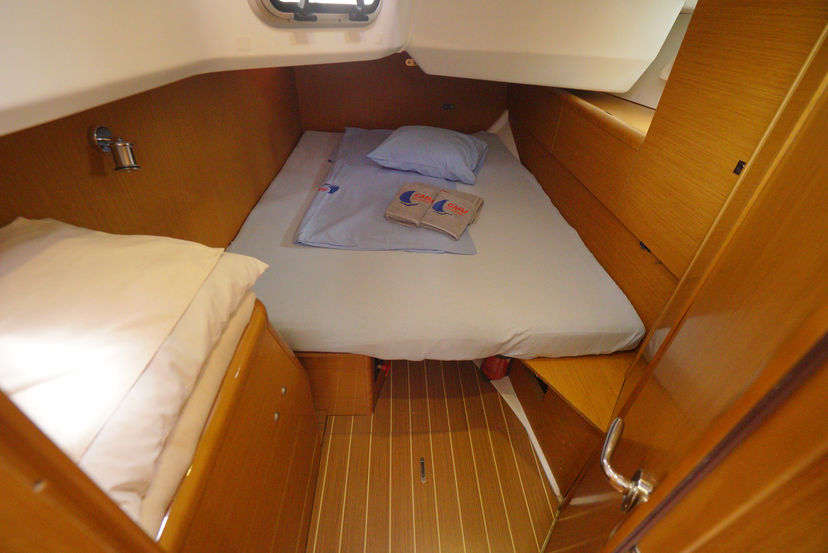 Jeanneau 44 Night & Day
