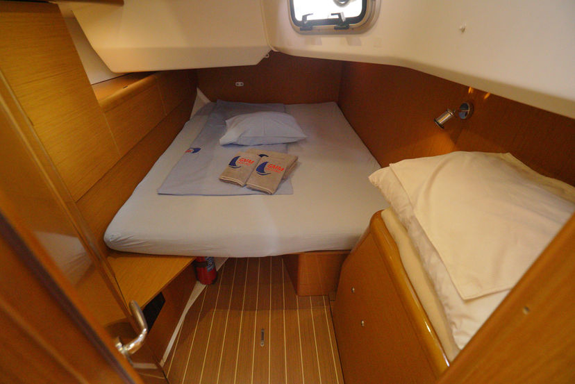 Jeanneau 44 Night & Day
