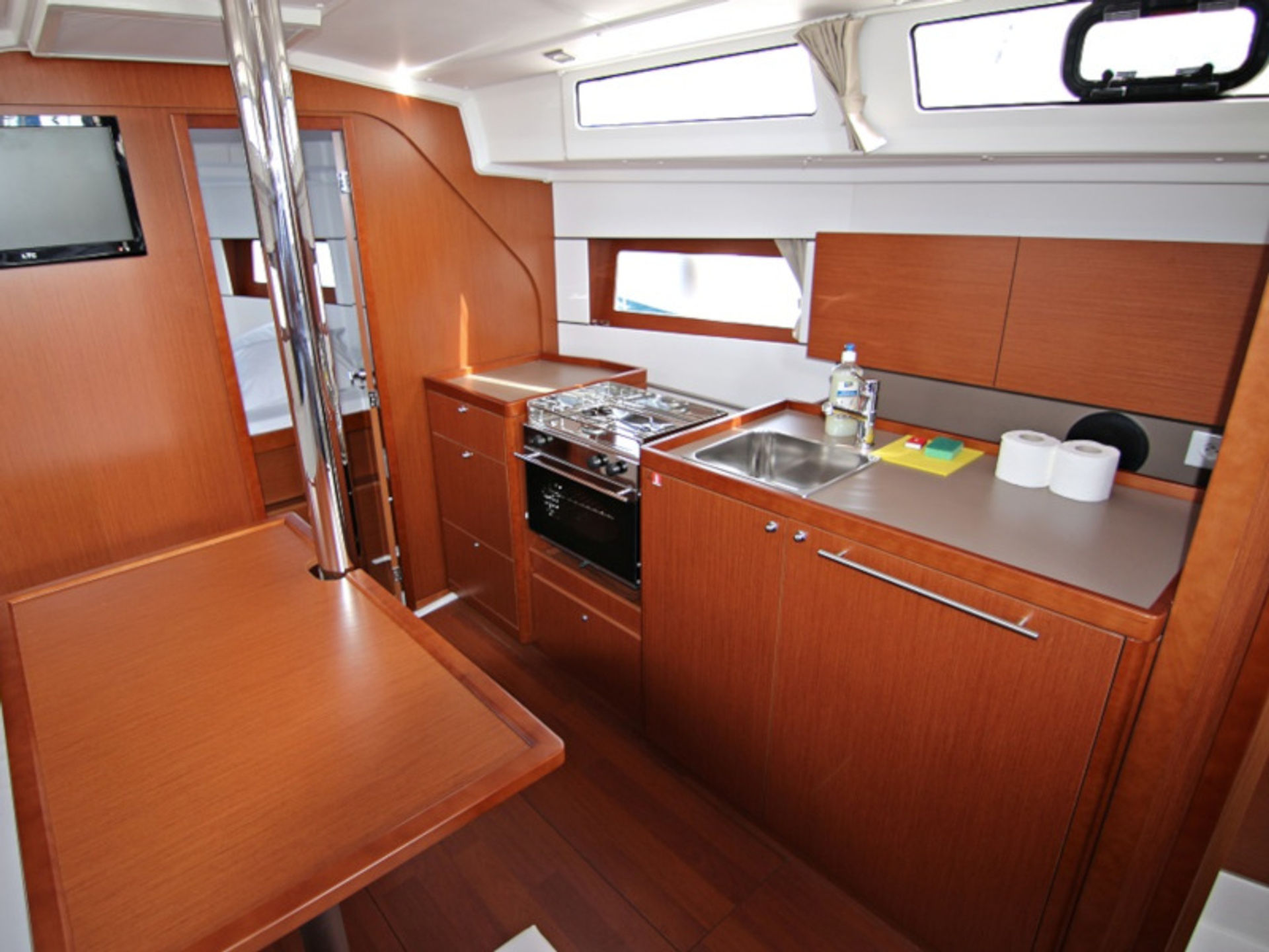 1731997700000100096_oceanis38.1_kitchen.jpg