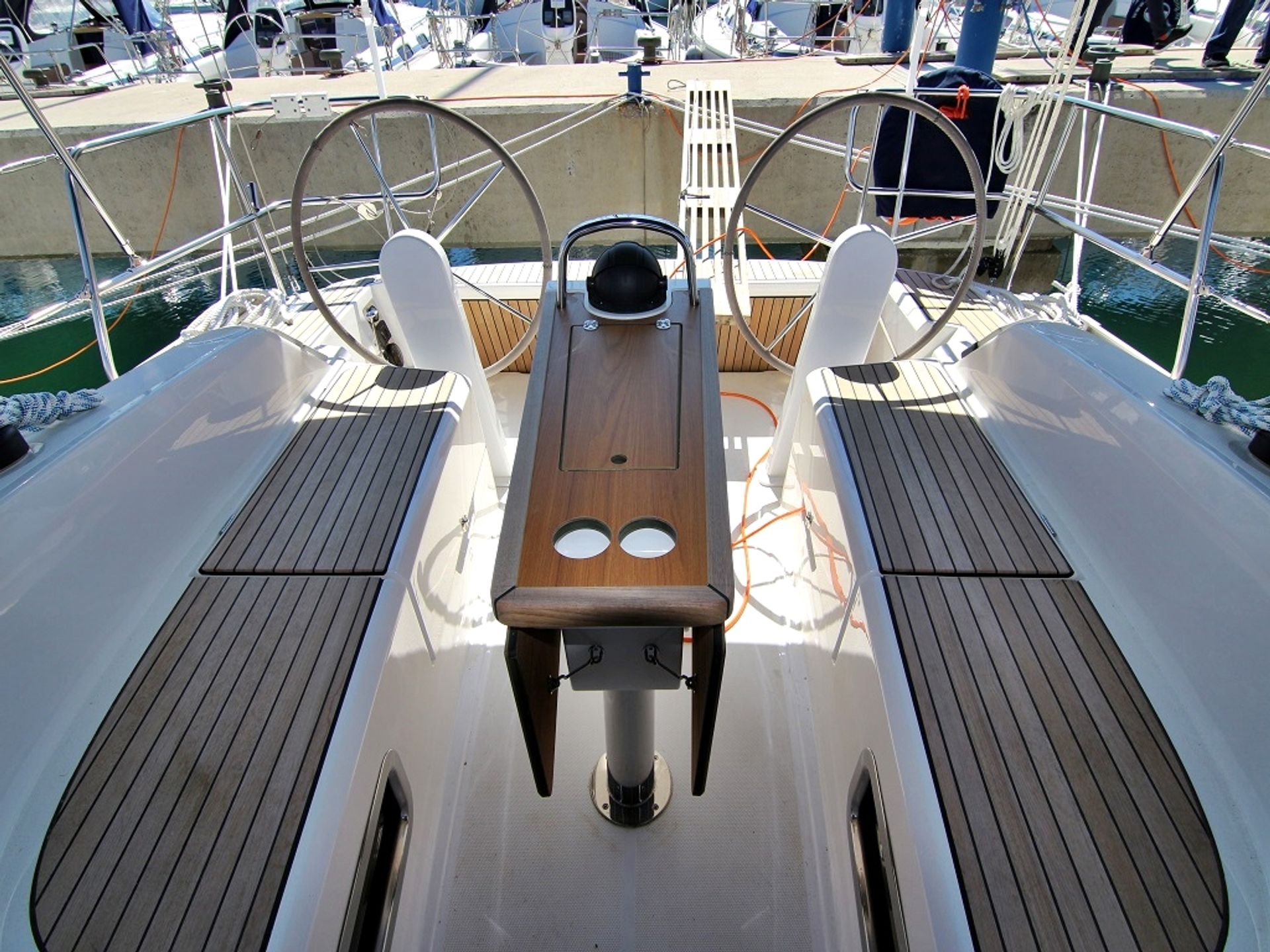 1735348010000100096_bavaria_cruiser34_bella_cockpit_inside.JPG