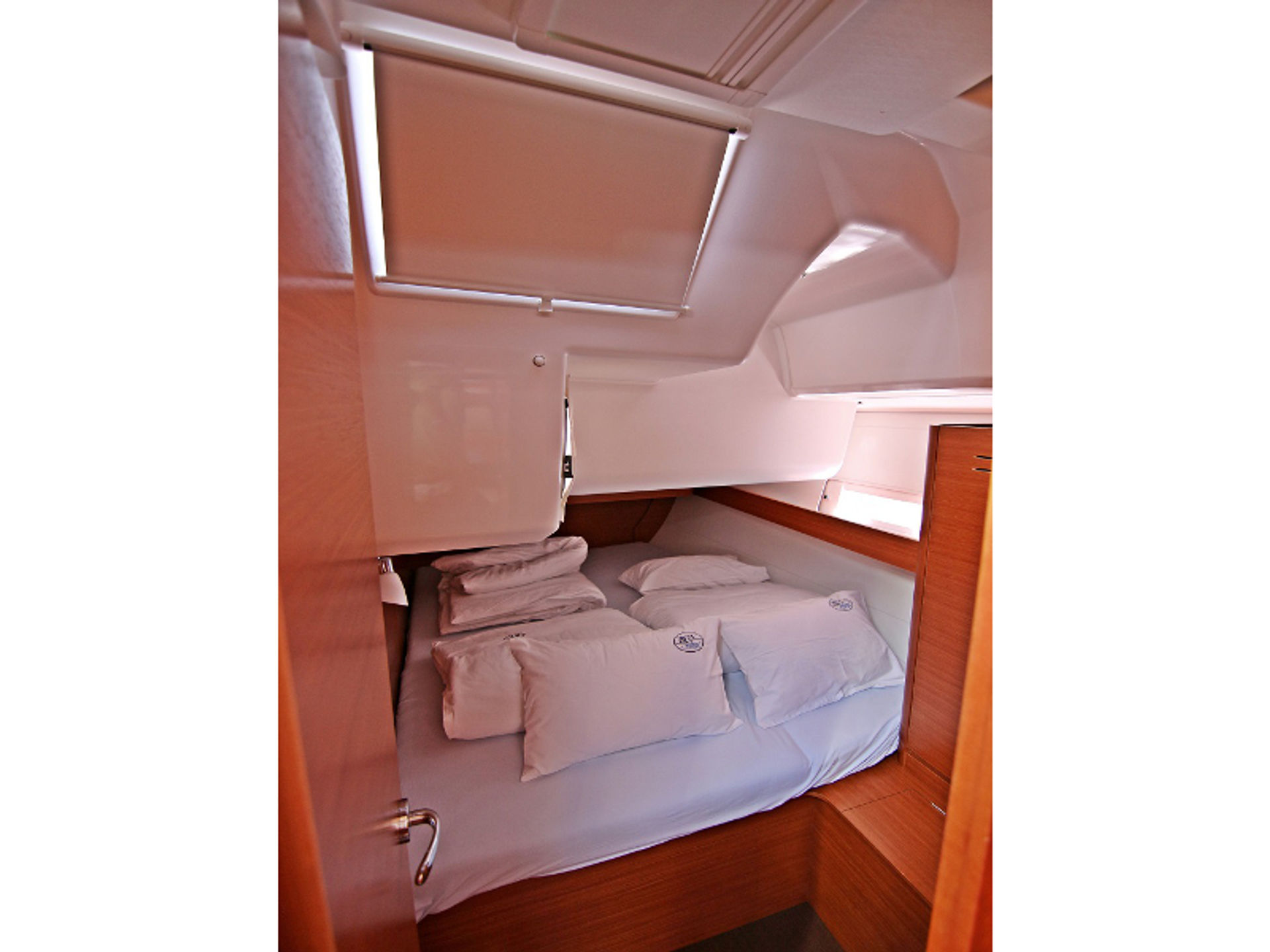 1897500220000100096_dufour460_grand_large_lola_back_left_cabin.JPG