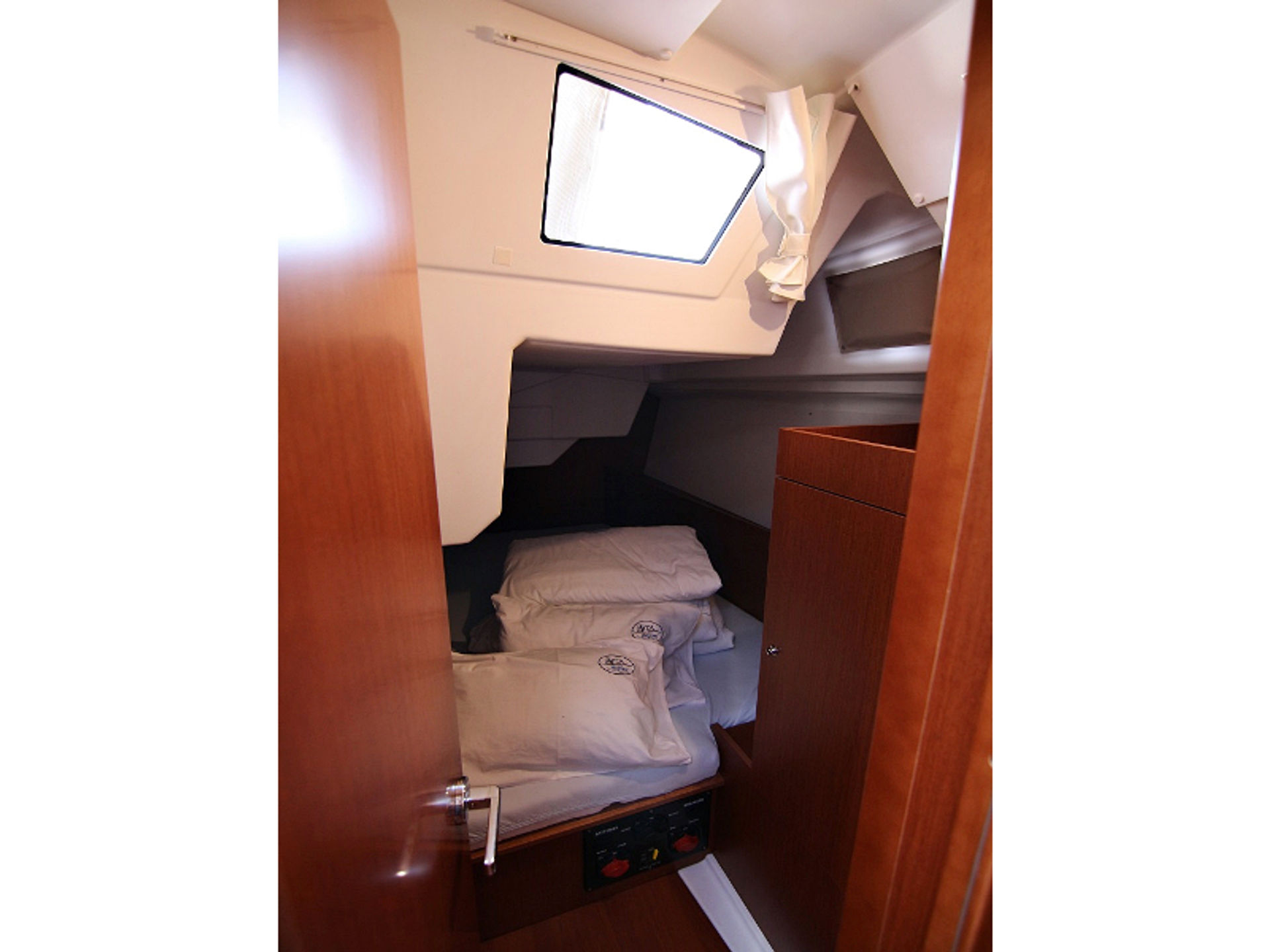 1897520740000100096_oceanis38.1_elsa_back_cabin_left.JPG