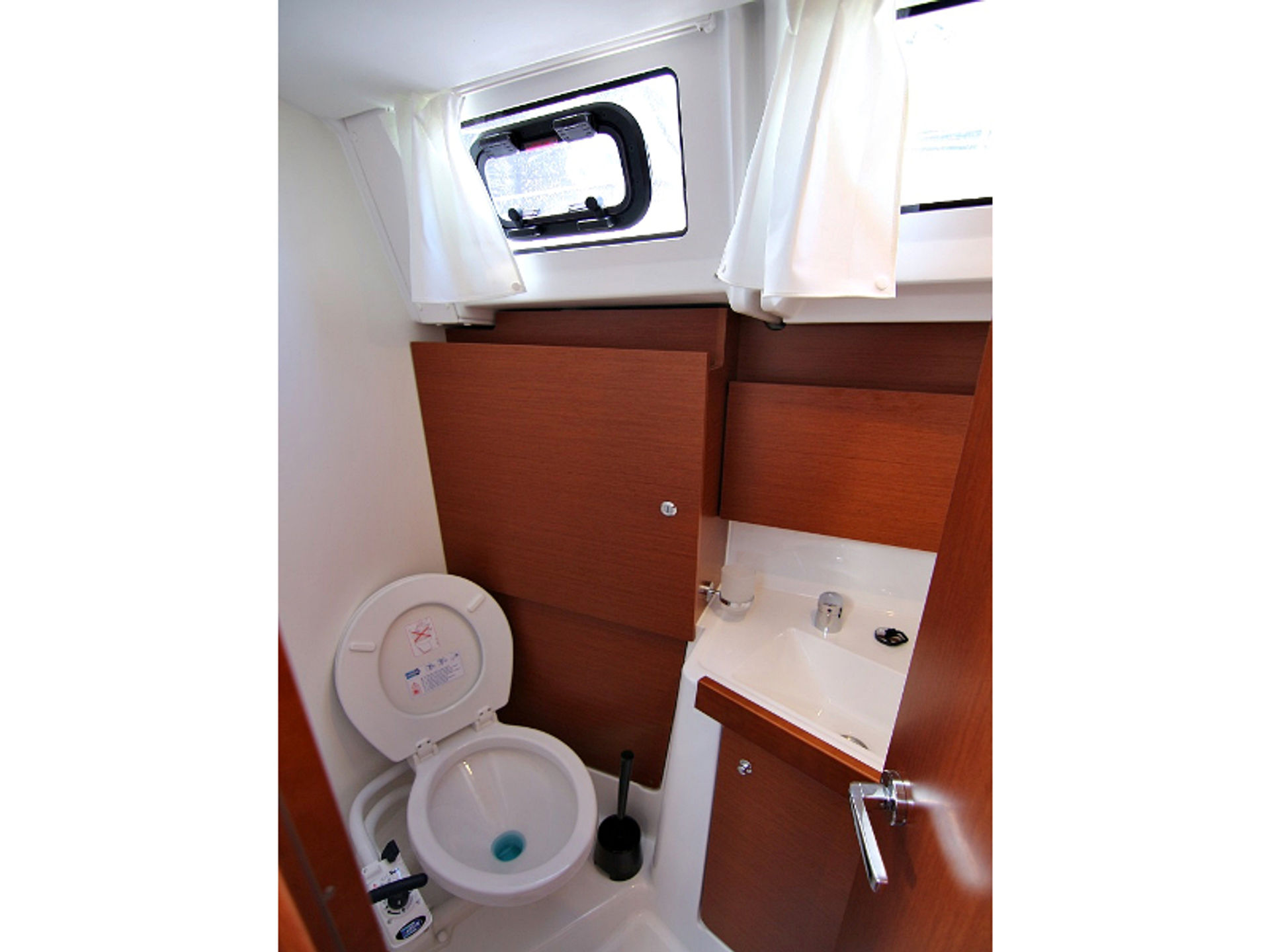 1897520770000100096_oceanis38.1_elsa_toilet_left.JPG