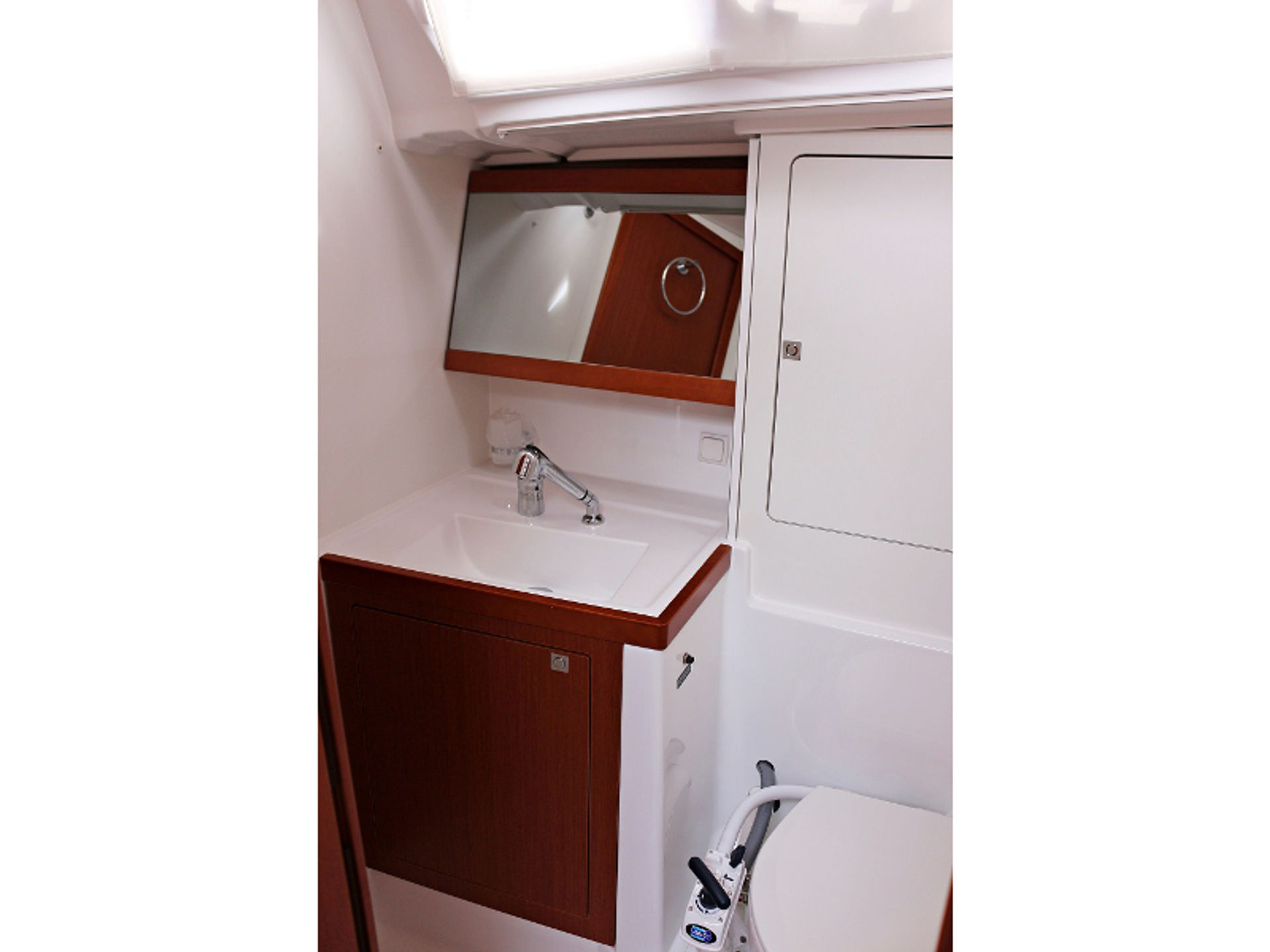 1897521400000100096_oceanis48_filomena_toilette2.JPG