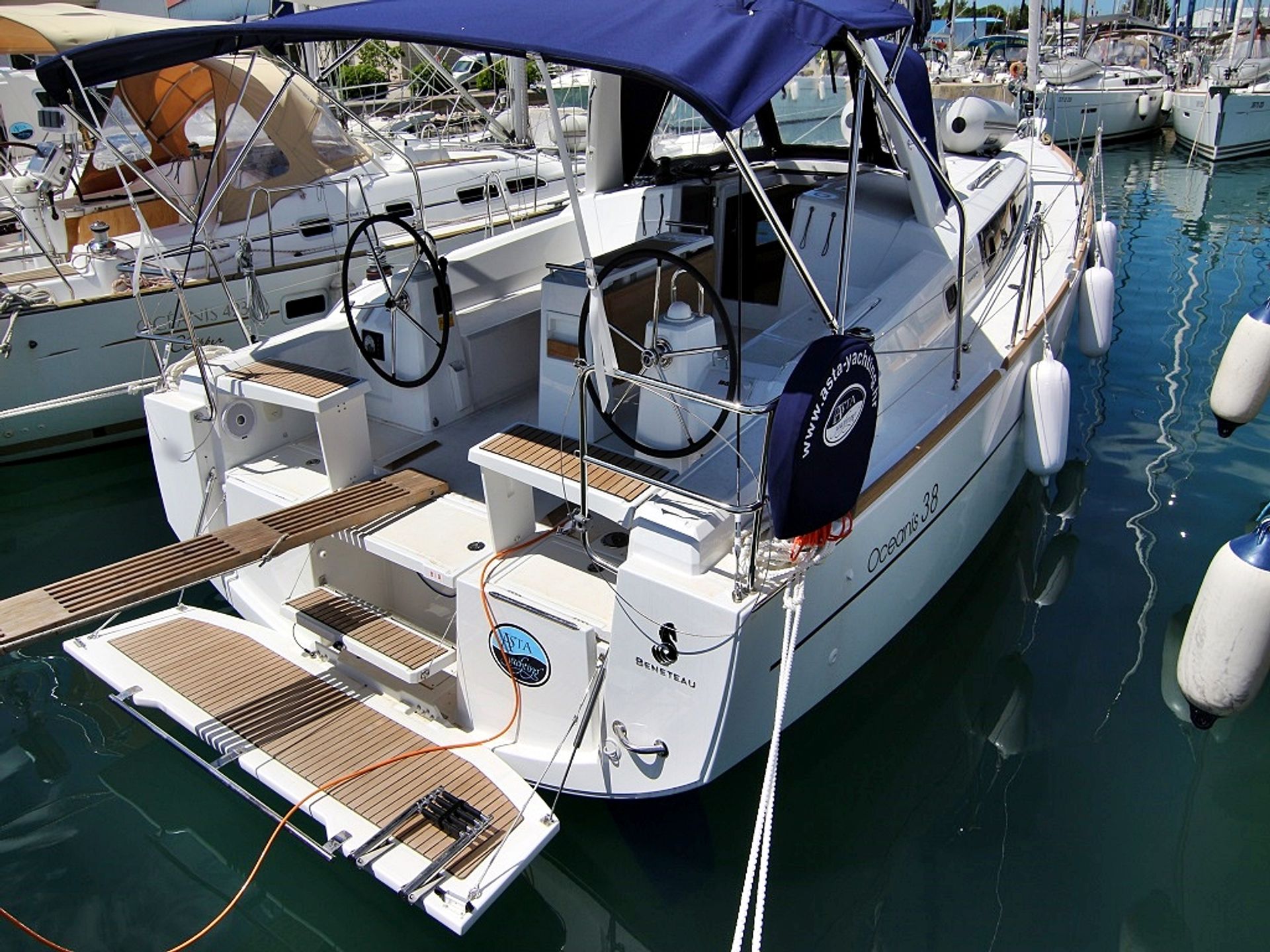 19726790334600096_oceanis38.1_aura_cockpit.JPG