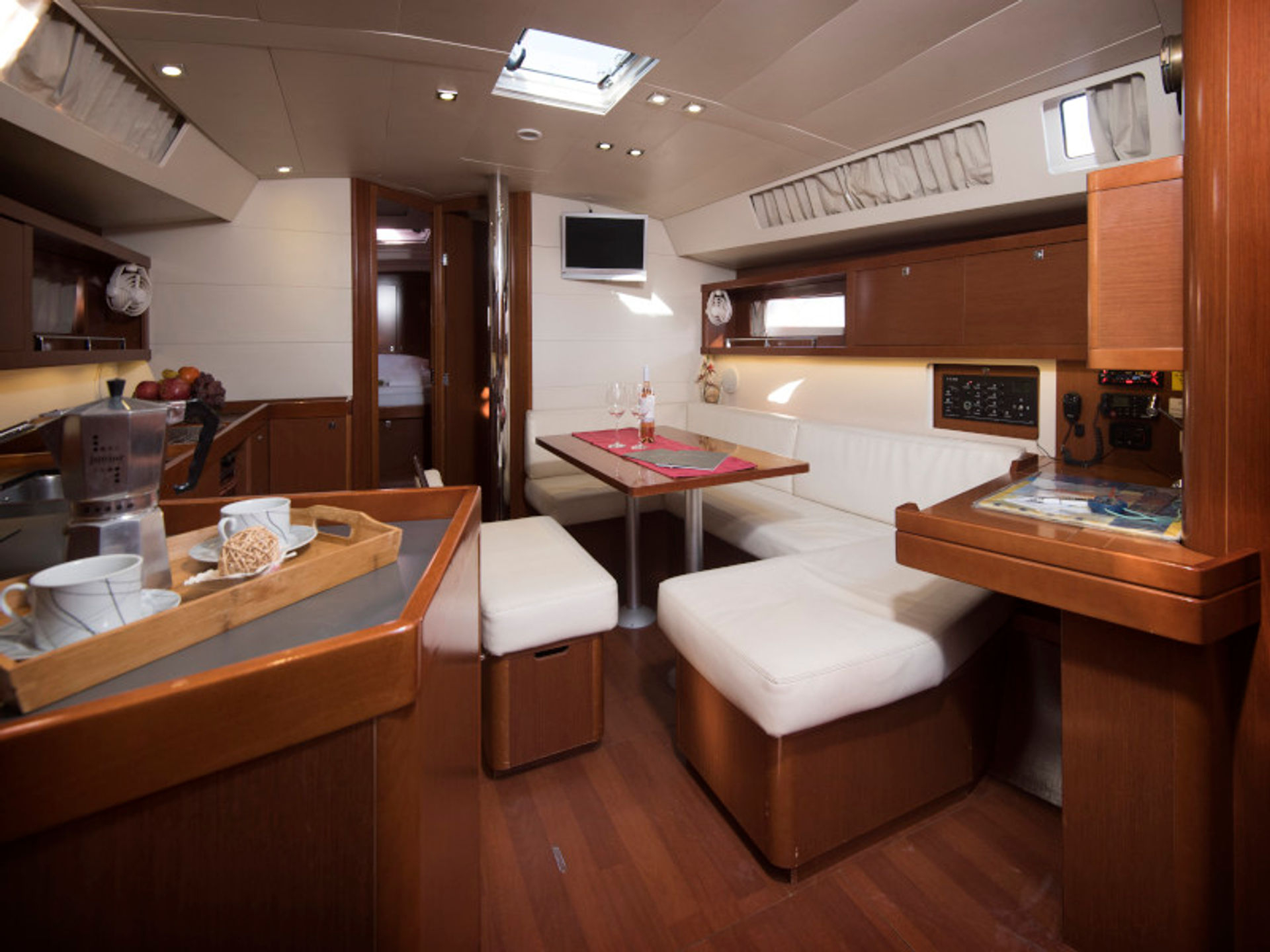 1991779500000100809_interior.JPG