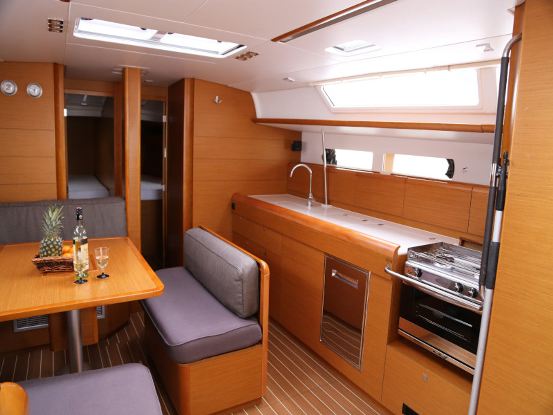 2000835130000100667_interior.JPG