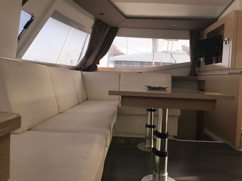 Fountaine Pajot 44 Pixie Dixie (A/C, Generator)