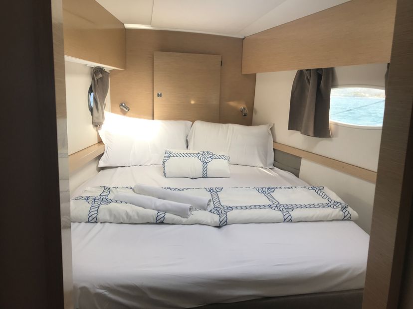 Fountaine Pajot 44 Pixie Dixie (A/C, Generator)