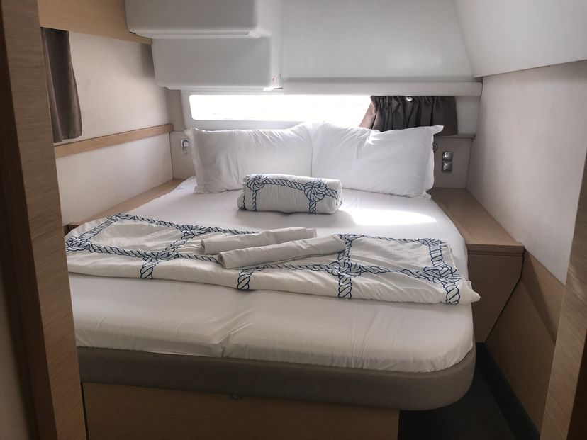 Fountaine Pajot 44 Pixie Dixie (A/C, Generator)