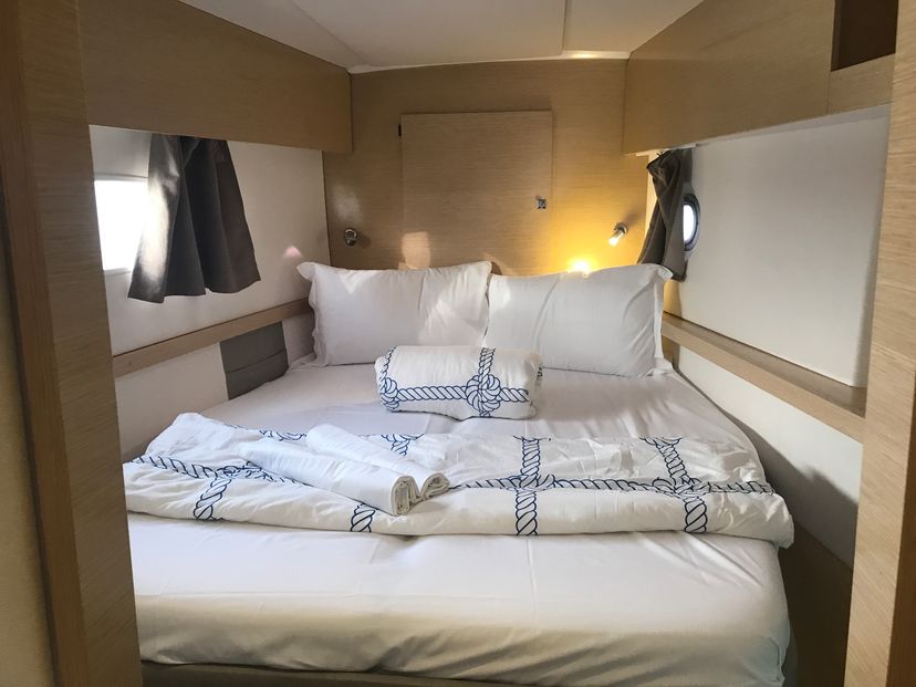 Fountaine Pajot 44 Pixie Dixie (A/C, Generator)
