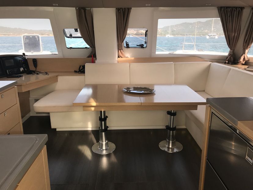 Fountaine Pajot 44 Pixie Dixie (A/C, Generator)