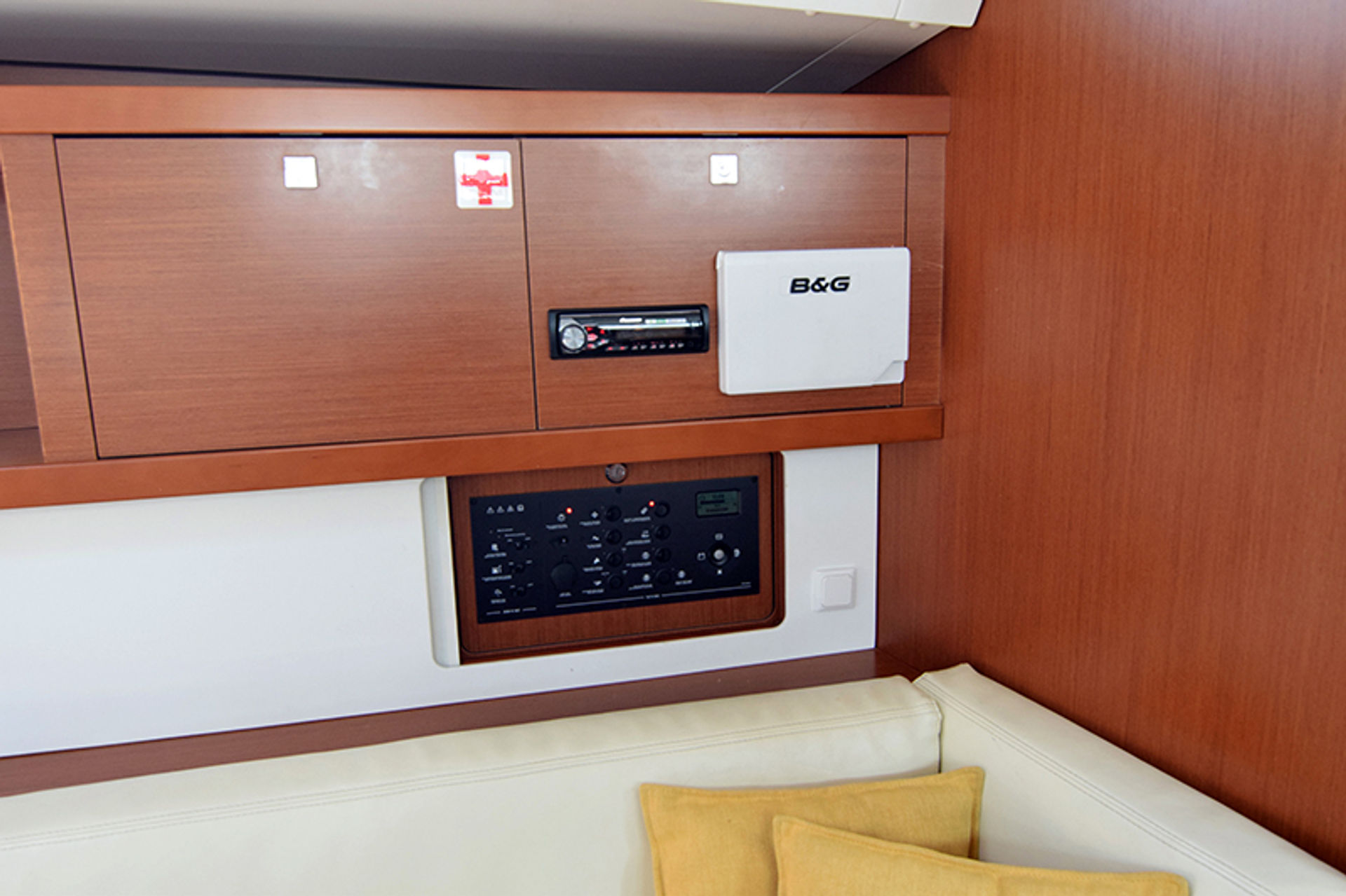2169010855903475_Oceanis_41_Bolero_Interior_3.JPG