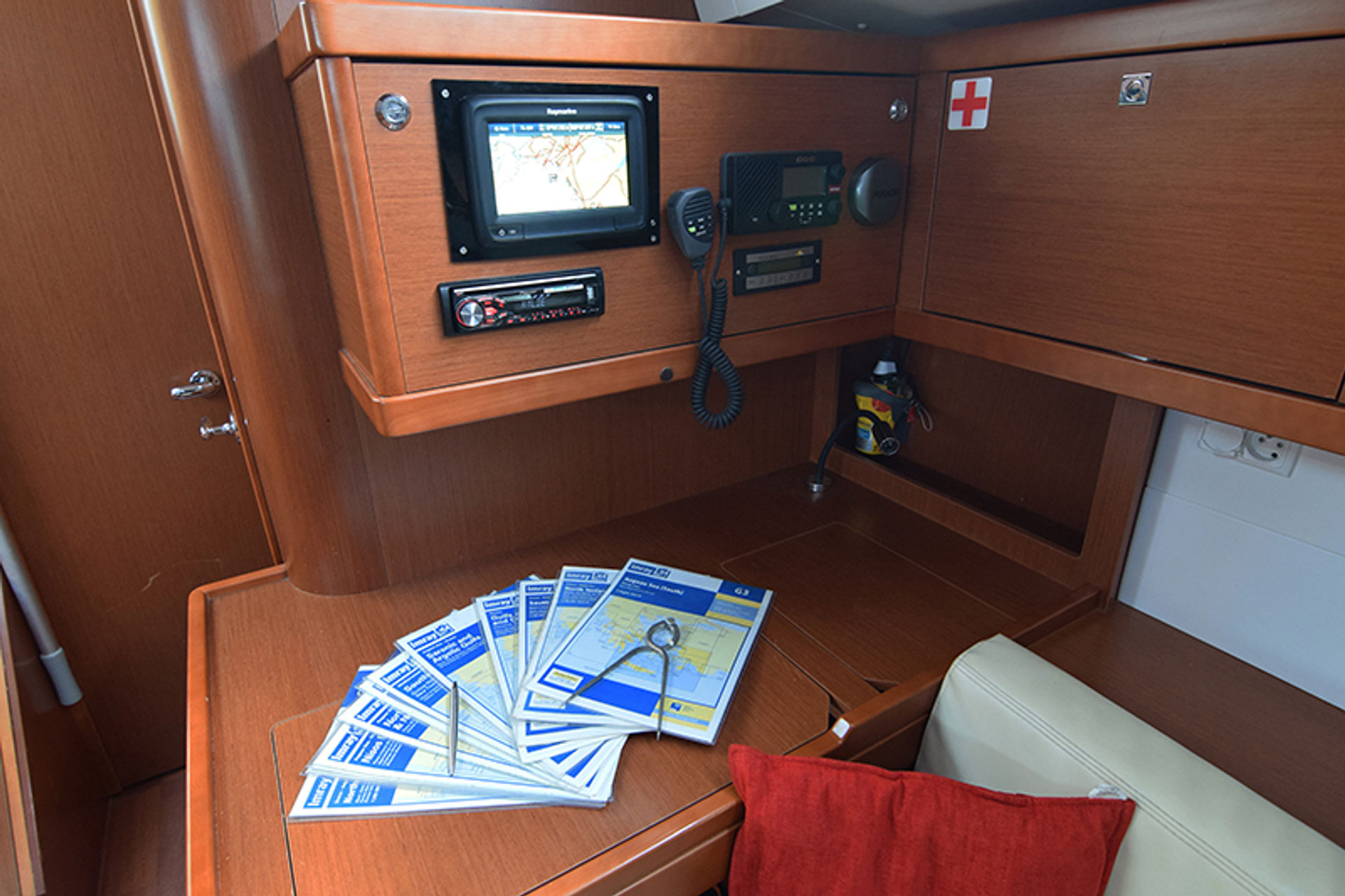2171720855903475_Oceanis_48_Butterfly_Interior_4.JPG