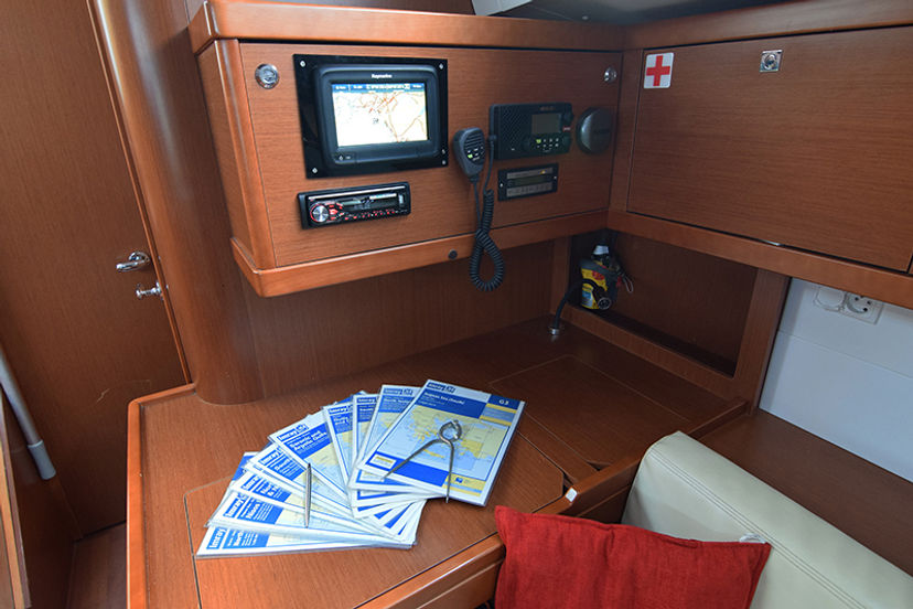 Beneteau OCEANIS 48 Butterfly (A/C - Generator - 12 pax)