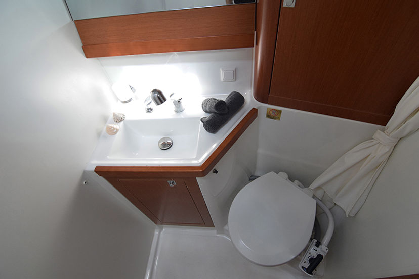 Beneteau OCEANIS 48 Butterfly (A/C - Generator - 12 pax)