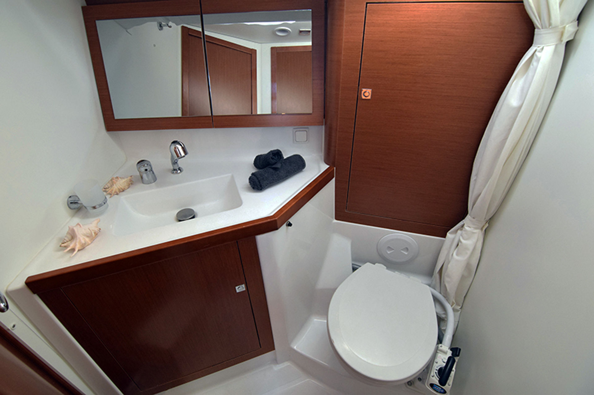 2174540855903475_Oceanis_45_Semiramis_Interior_8.JPG