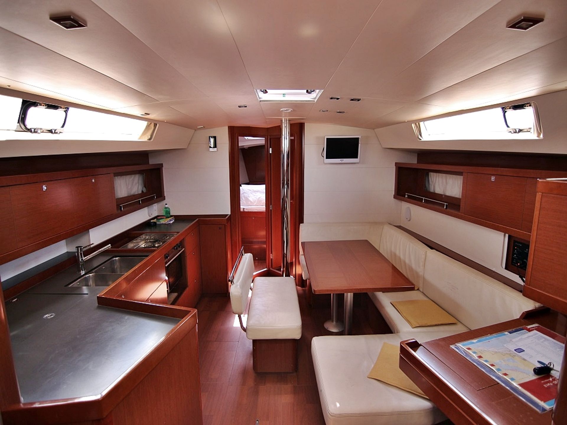 23541780334600096_oceanis45_golden_dreams_salon.JPG