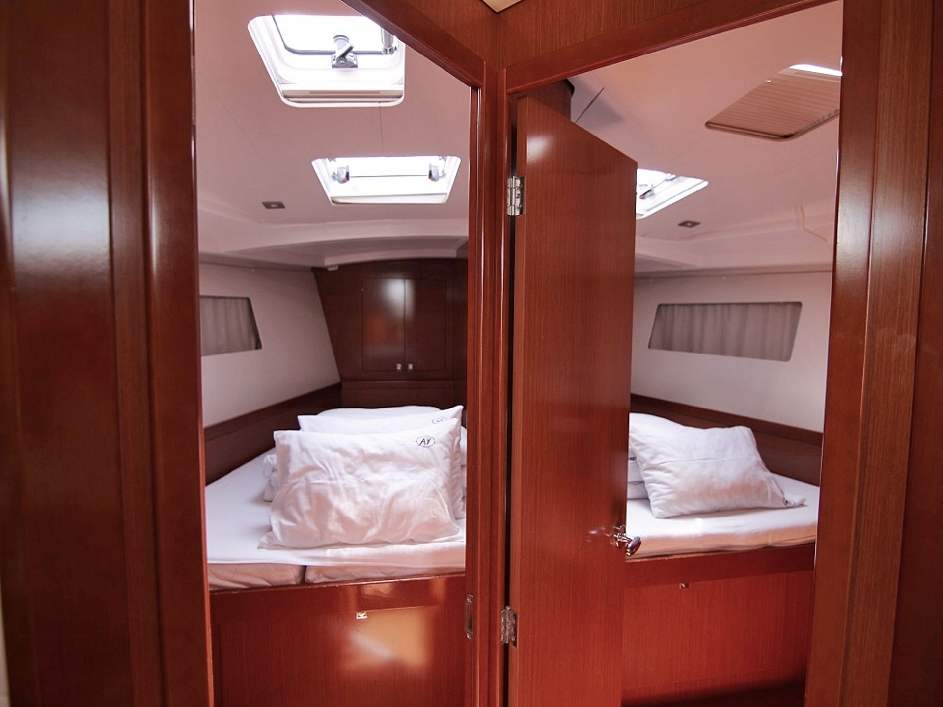 23541960334600096_oceanis45_golden_dreams_front_cabins.JPG