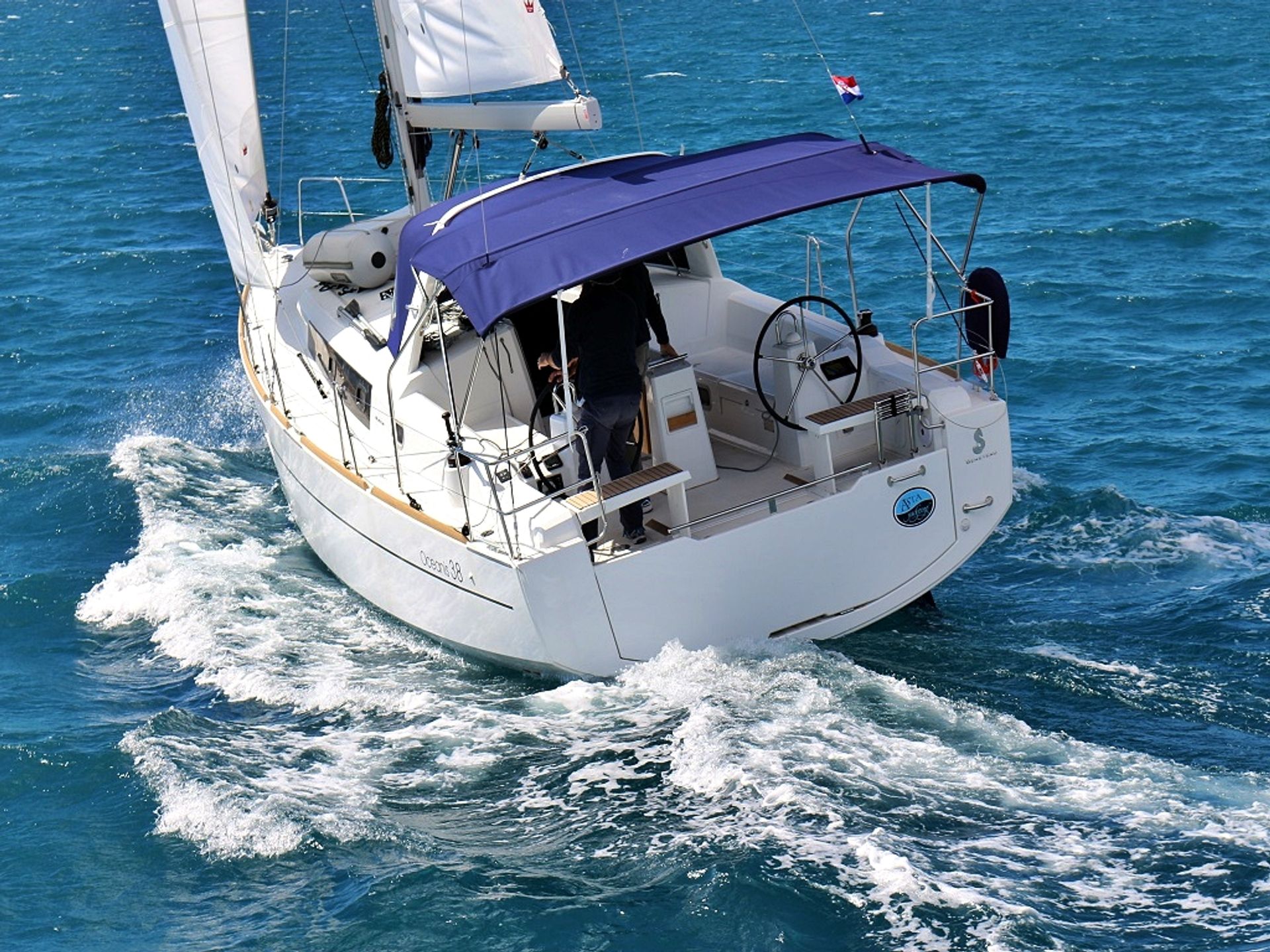 23690820334600096_oceanis38.1_sailing.JPG