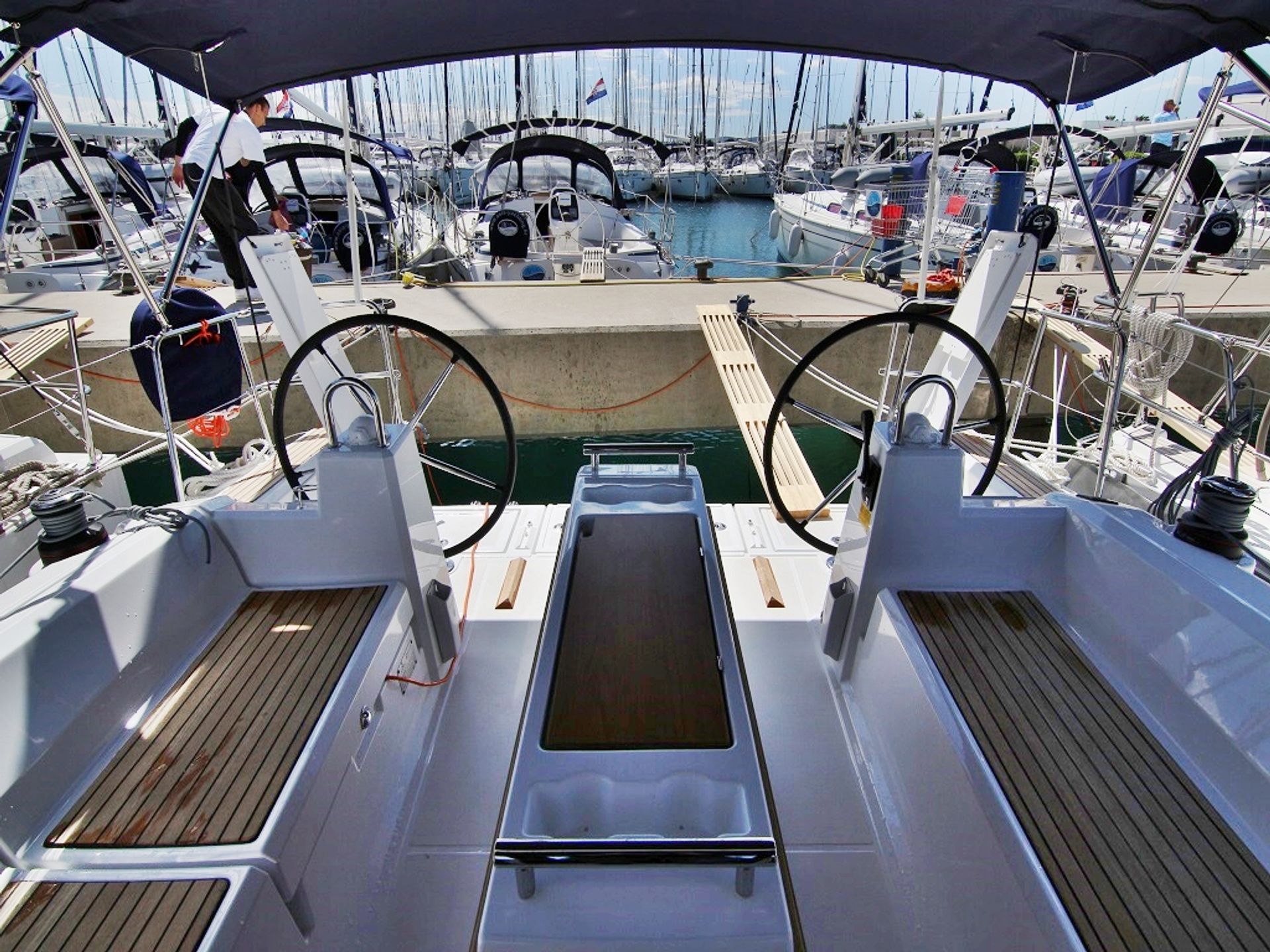 24050150334600096_oceanis38.1_ariela_cockpit_inside.JPG
