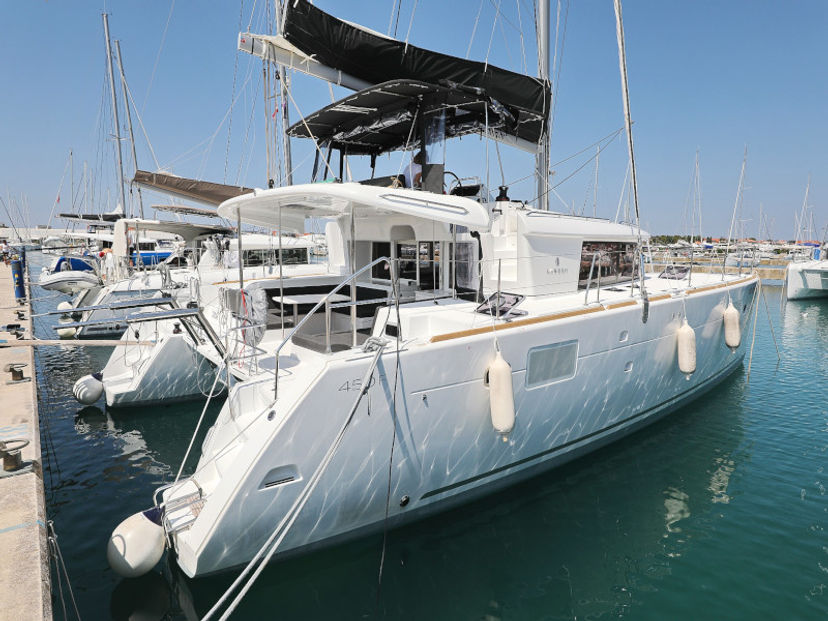 Lagoon 45 HOT STUFF