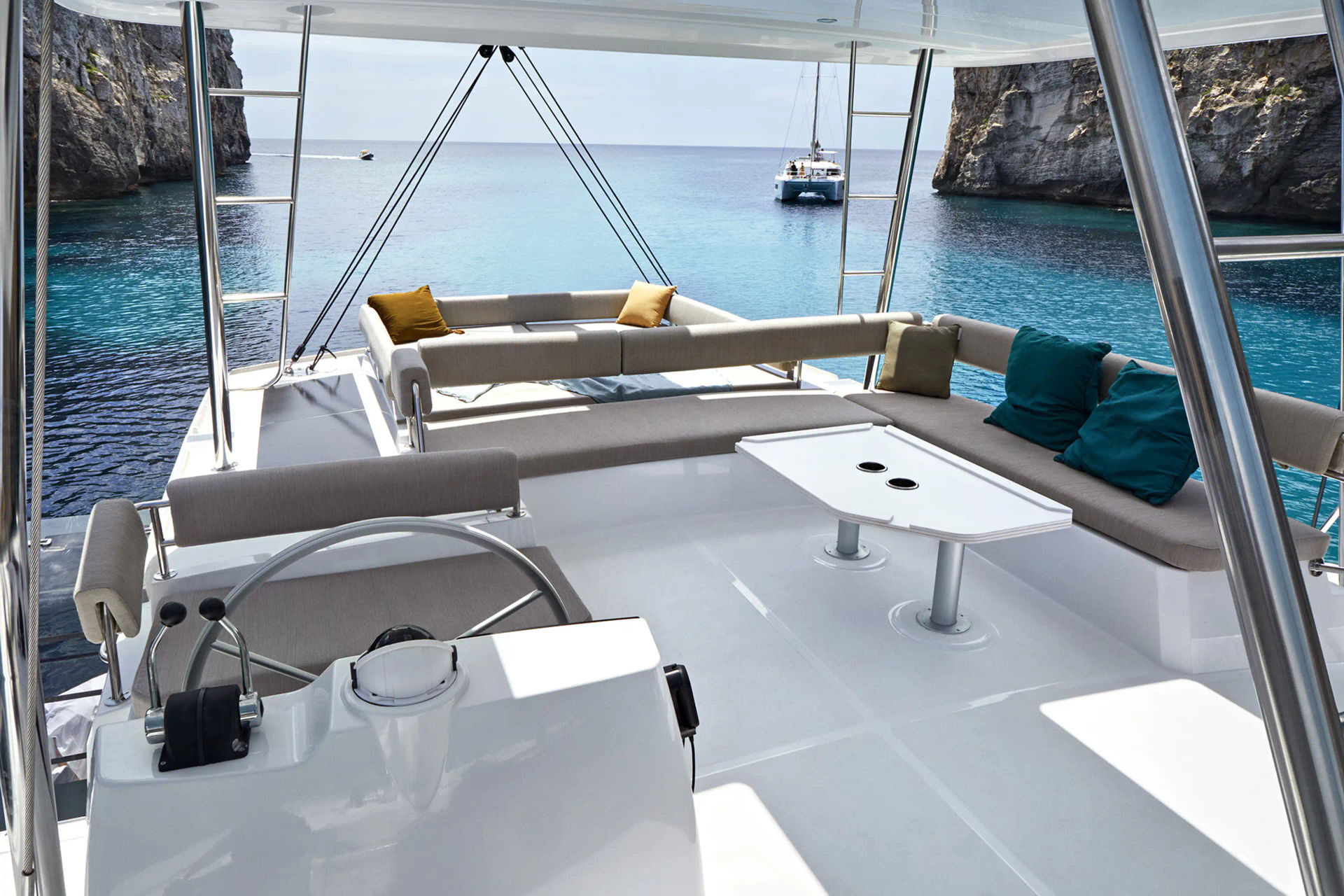 24292-catamaran-bali-4-1741285438874.webp