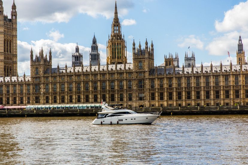 Princess 67 Flybridge LOOKING FOR A LUXURY AND UNFORGETTABLE EXPERIENCE?