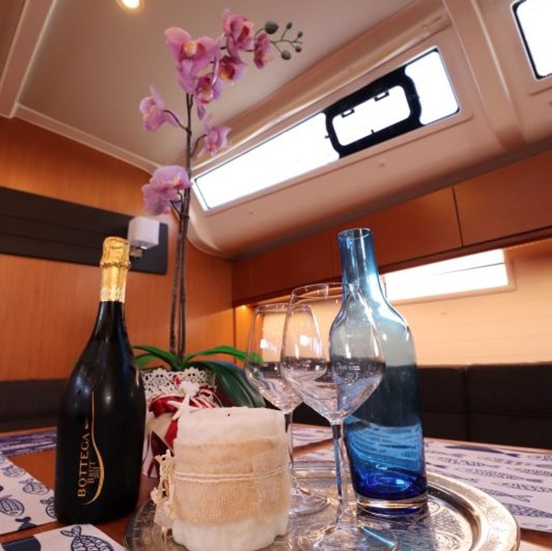2541891044702235_dinette_table.JPG