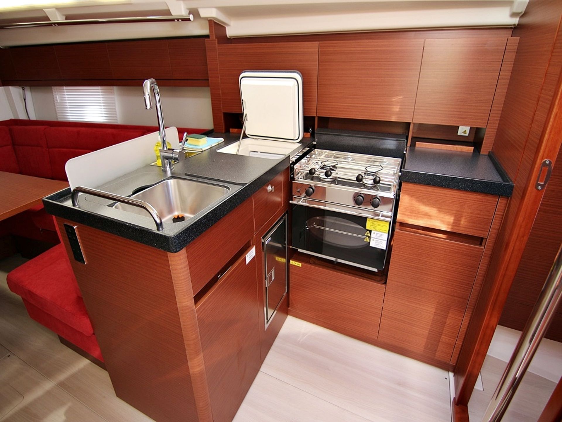 26166240334600096_hanse418_eva_kitchen.JPG