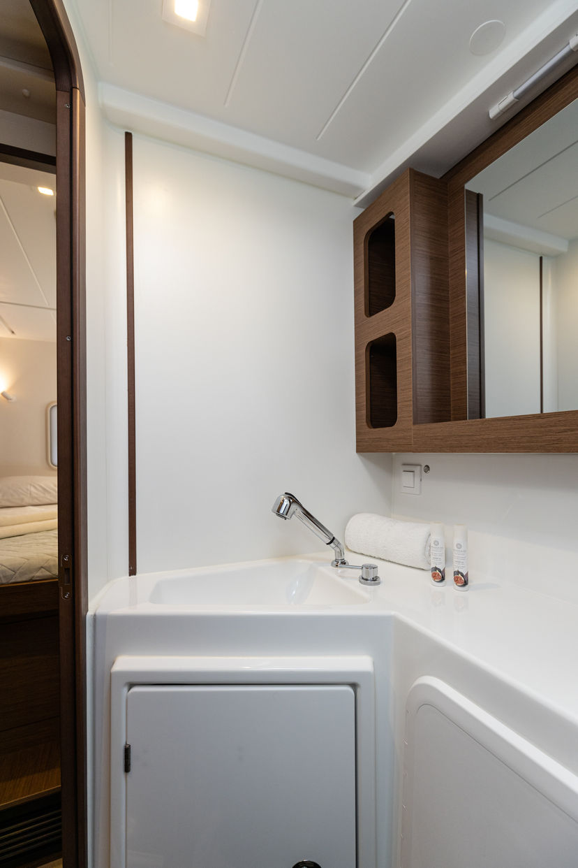 Lagoon 42 Notorious | A/C, Gen, Watermaker, 12 pax