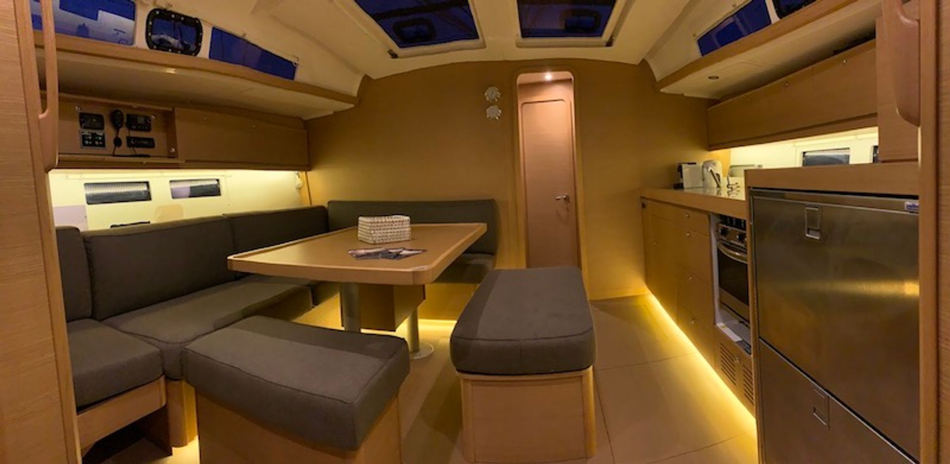 3031210896402688_Millennium_Falcon_int3.jpg