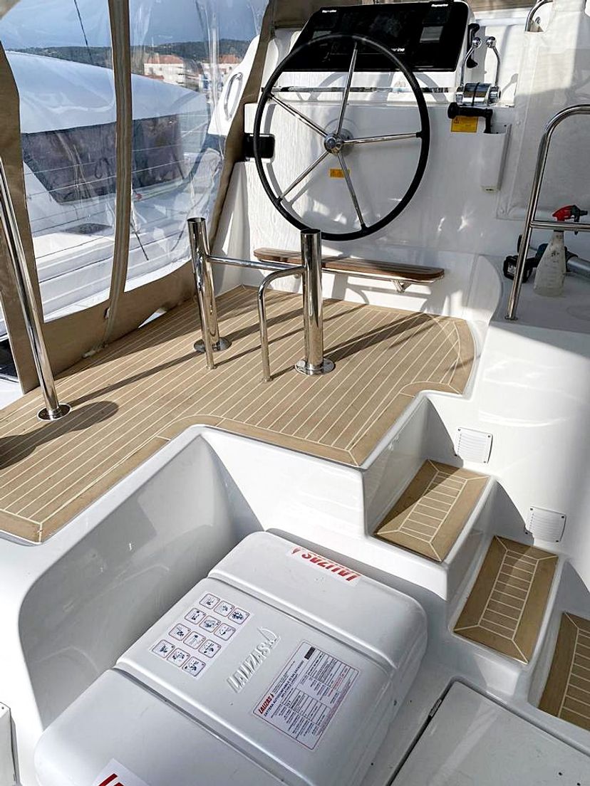 Lagoon 42 Sailing Breeze