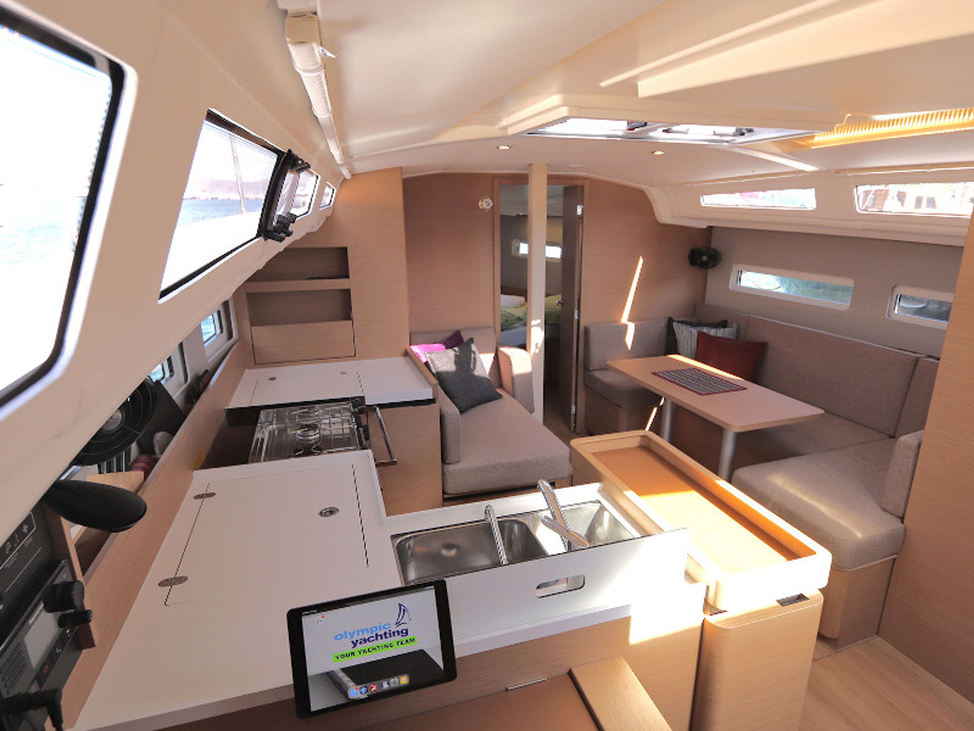 3073427330000101515_Aris_SO_410-interior.JPG
