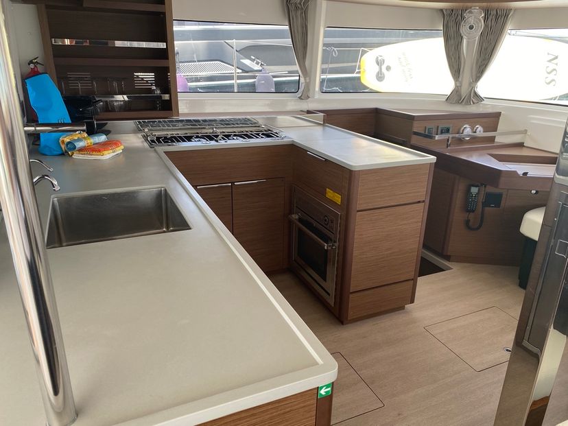 Lagoon 46 Blue Alma (A/C, WM, Generator, Inverter 12/220V)