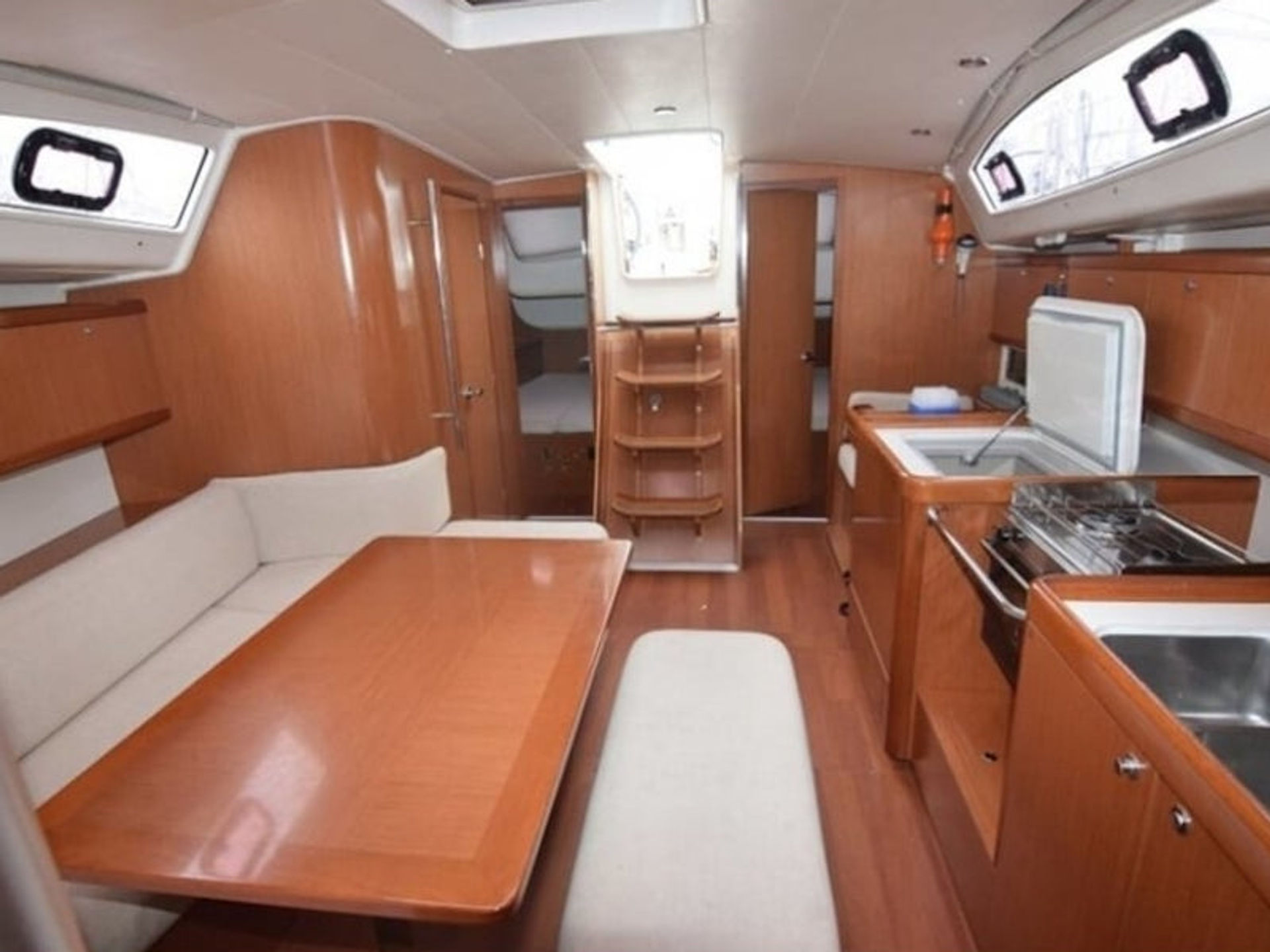3268360610000103528_ANASSA_-_Oceanis_40-int.jpg
