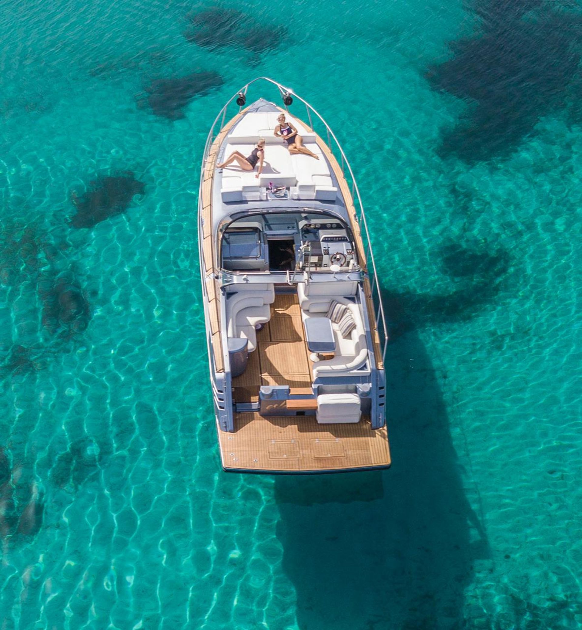 33101-Cranchi-44-Rent-a-yacht-daily-Mykonos-5-1-1778595038314.jpeg